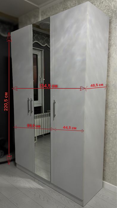 Шкаф, белый, 3 двери и 1 зеркало