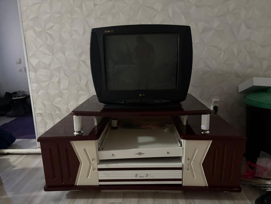 Телевизор вместе с камотом