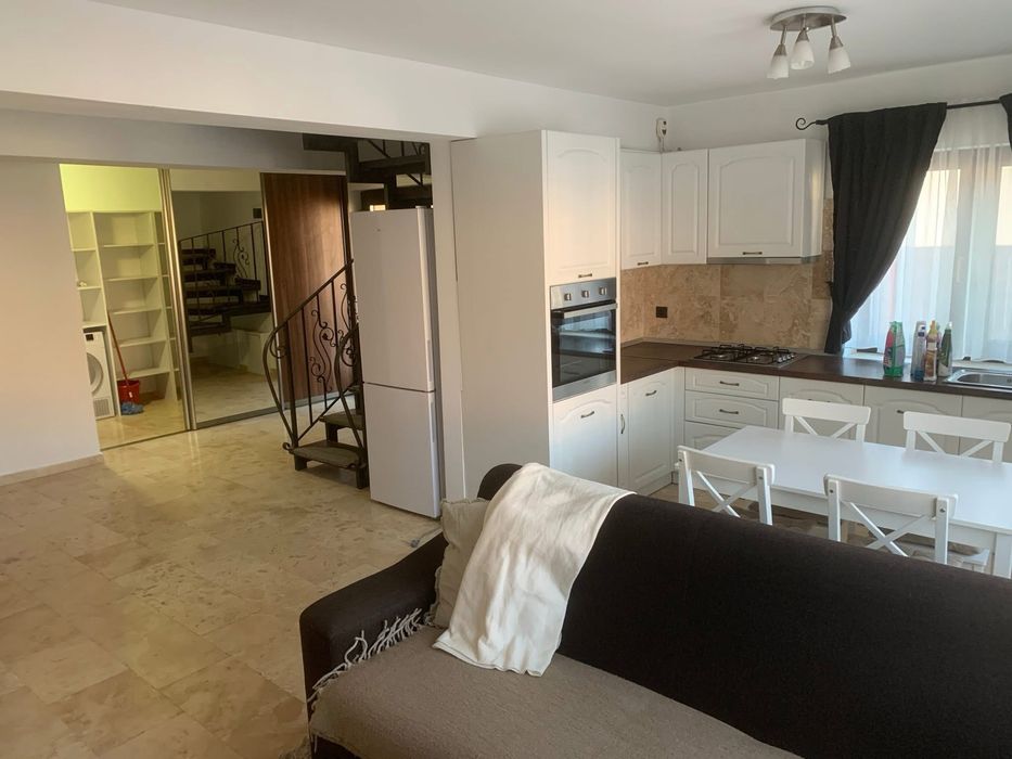 Inchiriez apartamnt 3 camere la casa