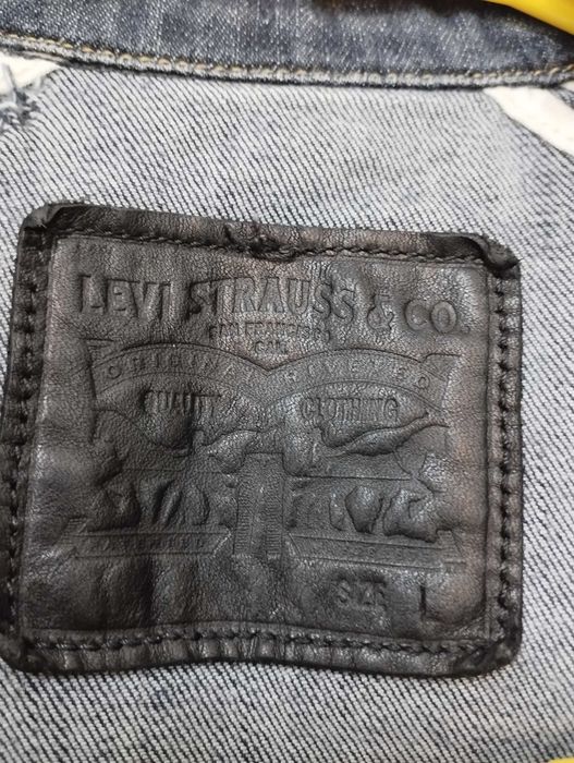 Geaca de blugi Levi's trucker, usor cambrat, barbati, L, in stare buna, usor purtati, achizitionat in SUA