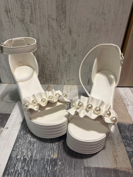 Високи сандали 39 номер