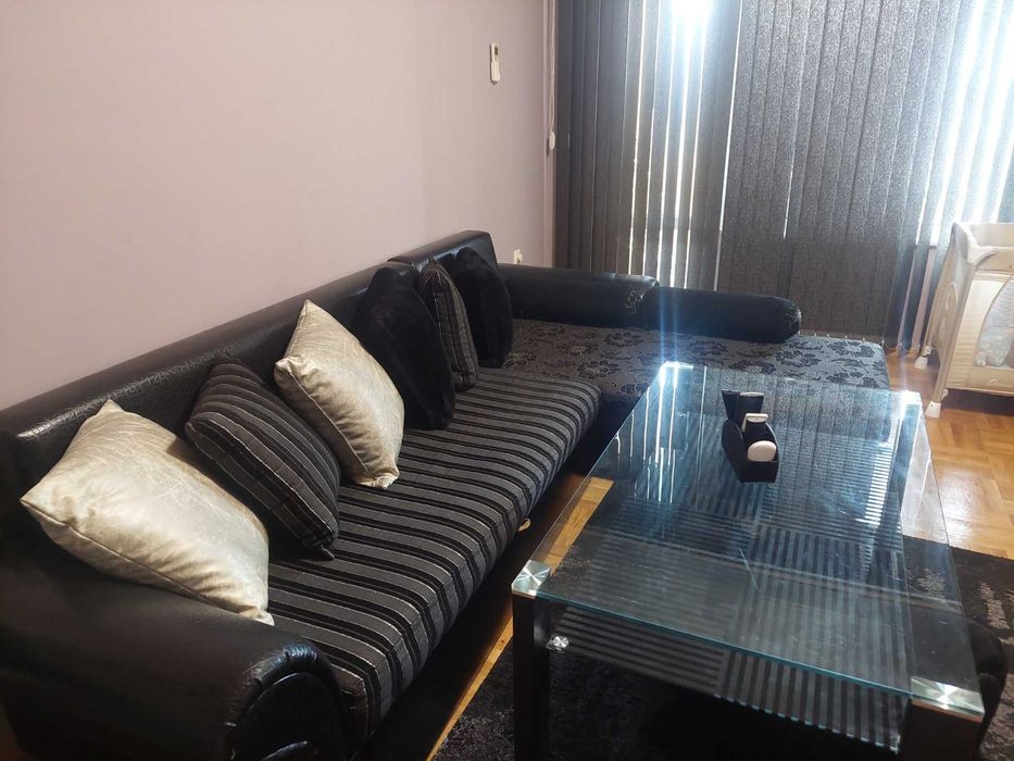 Продавам ъглов диван с холна маса