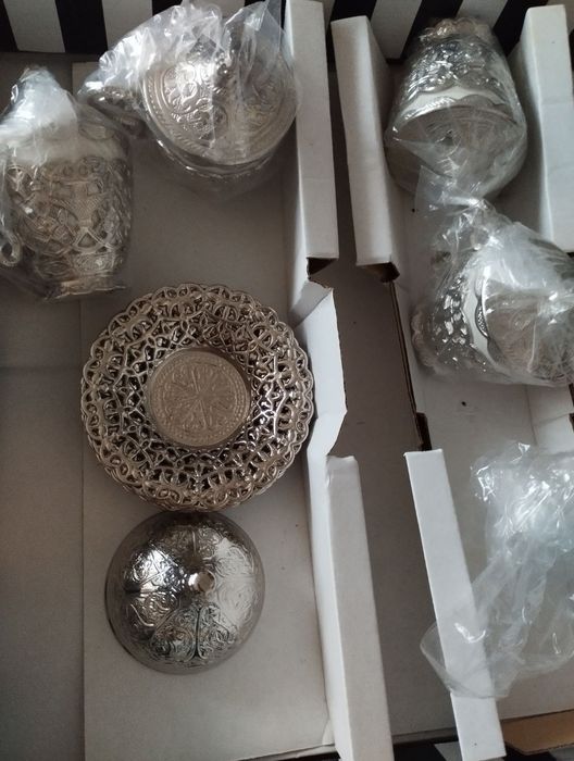 Set ceai turcesc format din șase cesti cu farfurioara, este un produs