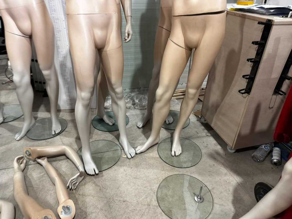 Манекени с цял ръст – 180 см, стъклена основа