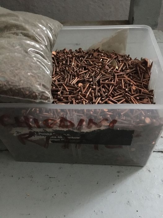 Vând cuie din cupru