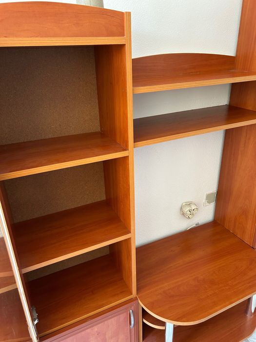 ТВ секция с две витрини