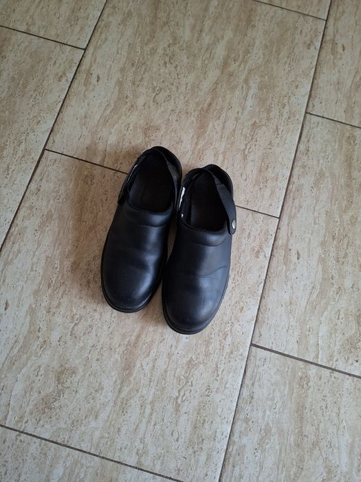 Vind papuci tip sandale cu metal în față  mărimea 42.