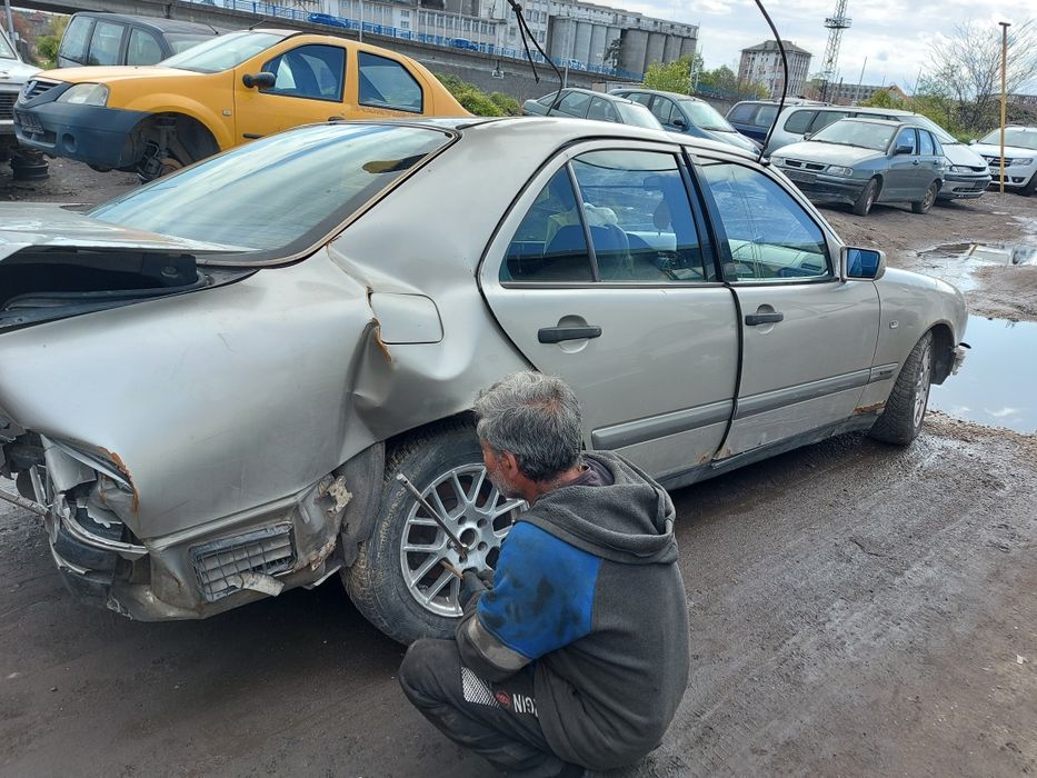 Мерцедес е220д 1999