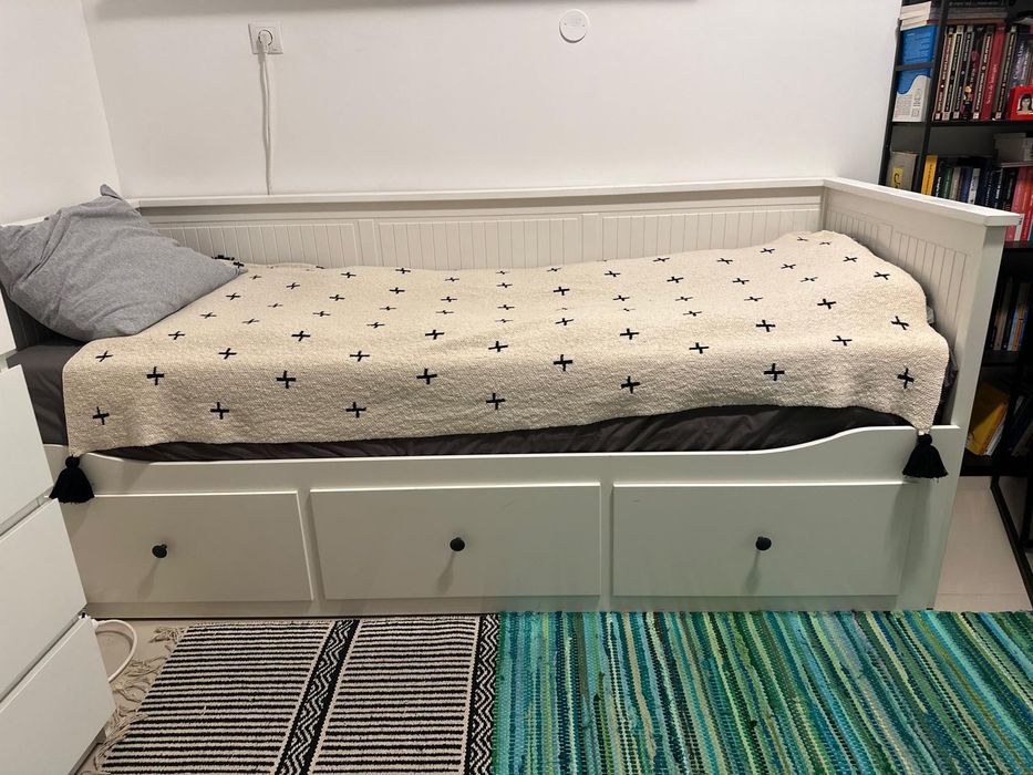 Pat IKEA alb cu sertare – stare foarte bună, spațios și practic