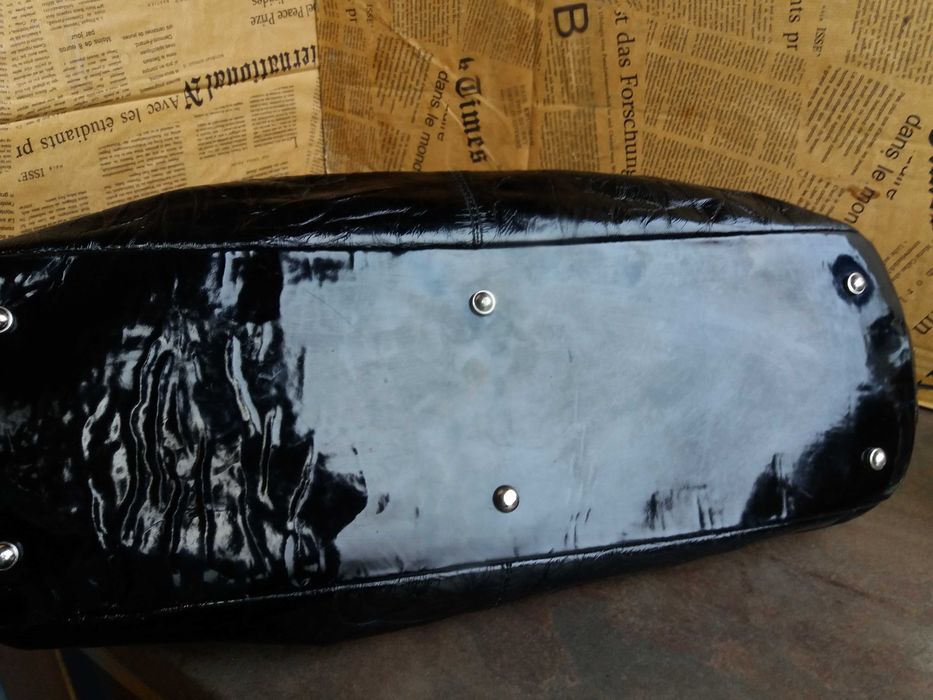 дамска черна чанта,лачена,голяма-естествена кожа