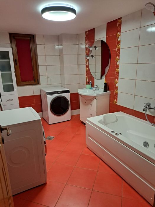 Vând apartament 3 camere .