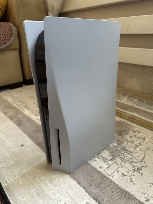 PlayStation 5 дисководом