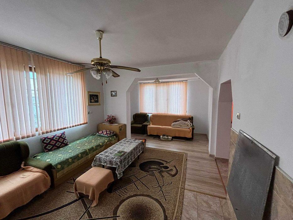 ЕТАЖ от КЪЩА с РЗП 110 кв.м, двор 320 кв.м, град Карлово