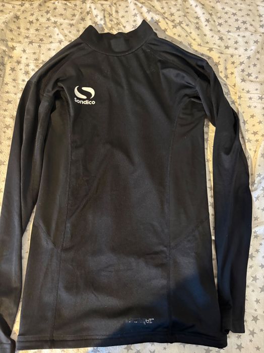 Различни спортни дрехи и екипи