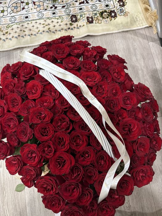Свежие цветы, 101 роза в корзине