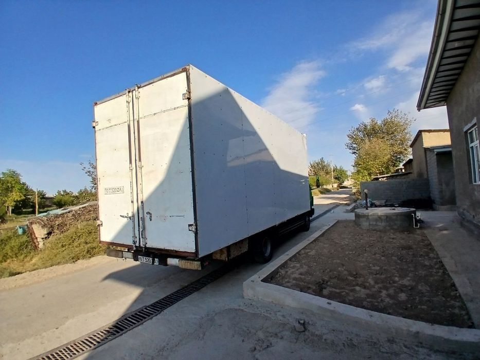 Mersedes bena mashina yurib turibdi