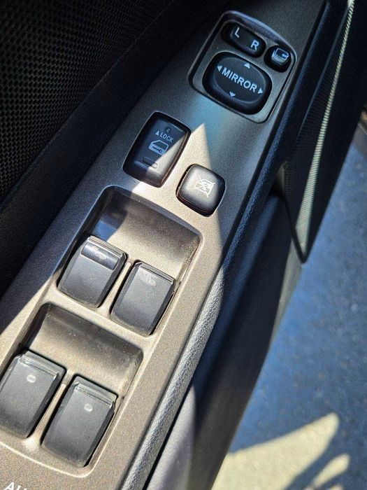 Продавам Lexus is220d