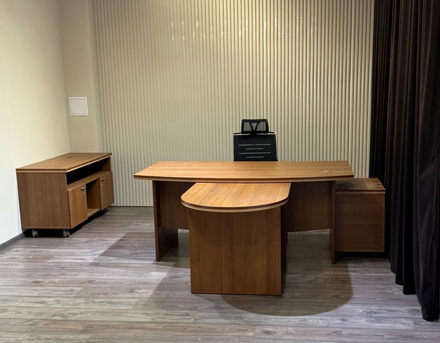 Гарнитур руководителя: стол + приставка + тумбы, отличное состояние