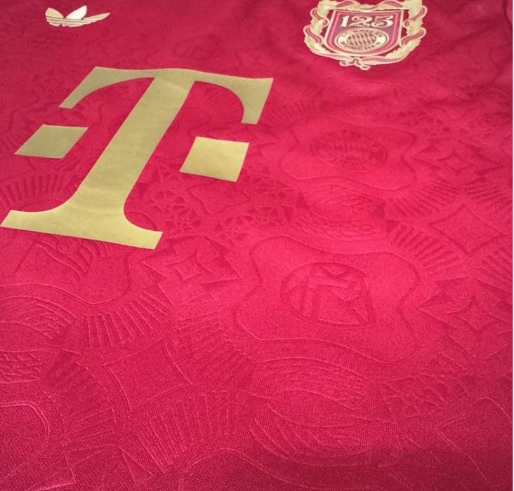 Тениска на Байерн Мюнхен 2025