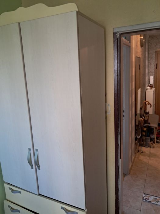 Детско двуетажно легло и гардероб