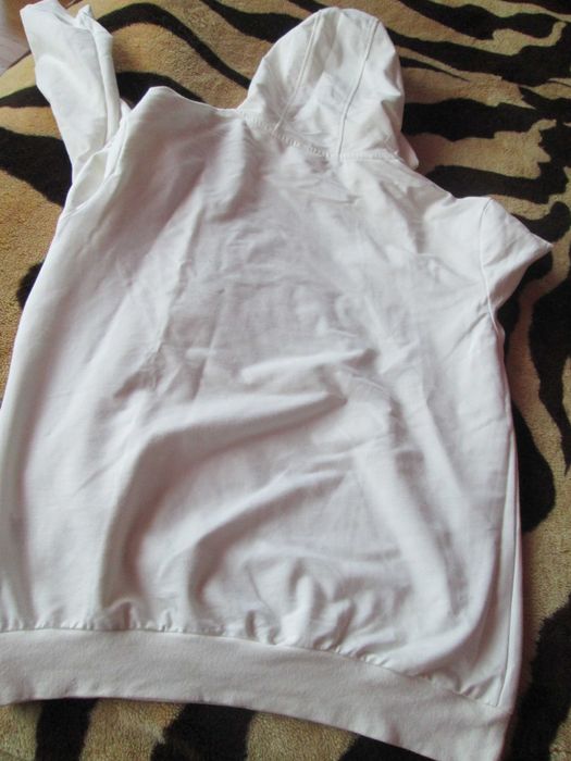 bluza alba noua cu gluga  L