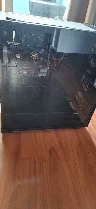 Геймърски компютър с монитор