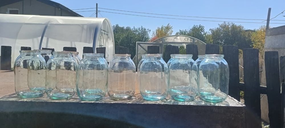 Продам банки стеклянные  2-ух  литровые.