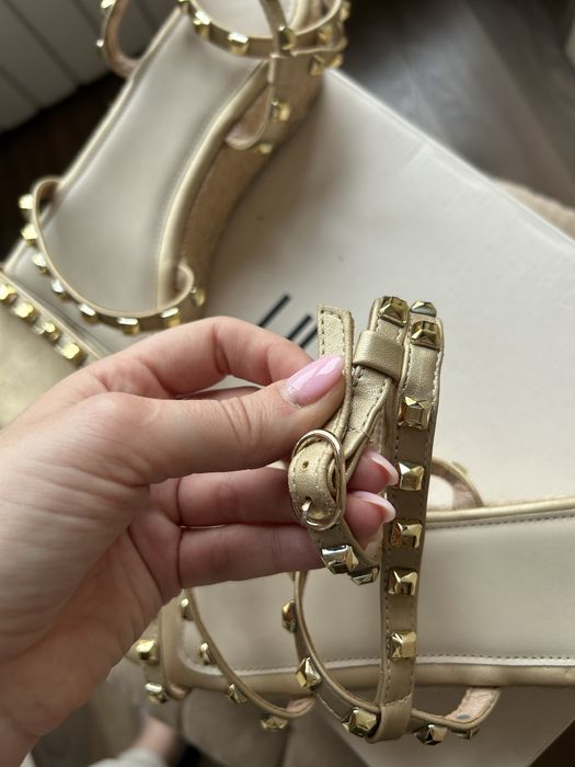 Златни сандали дамски