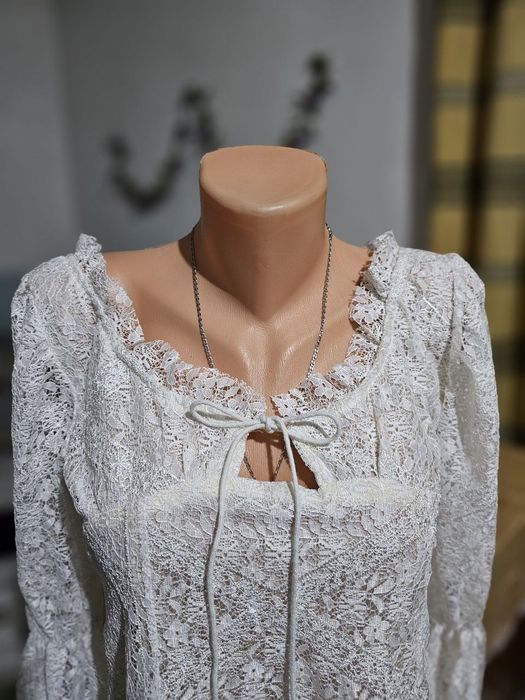 Белое кружевное платье