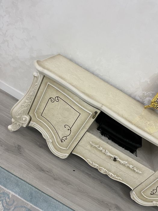 Сервант новый, новые посуды в подарок