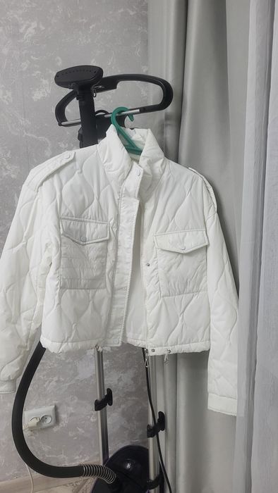 Продам куртку белую