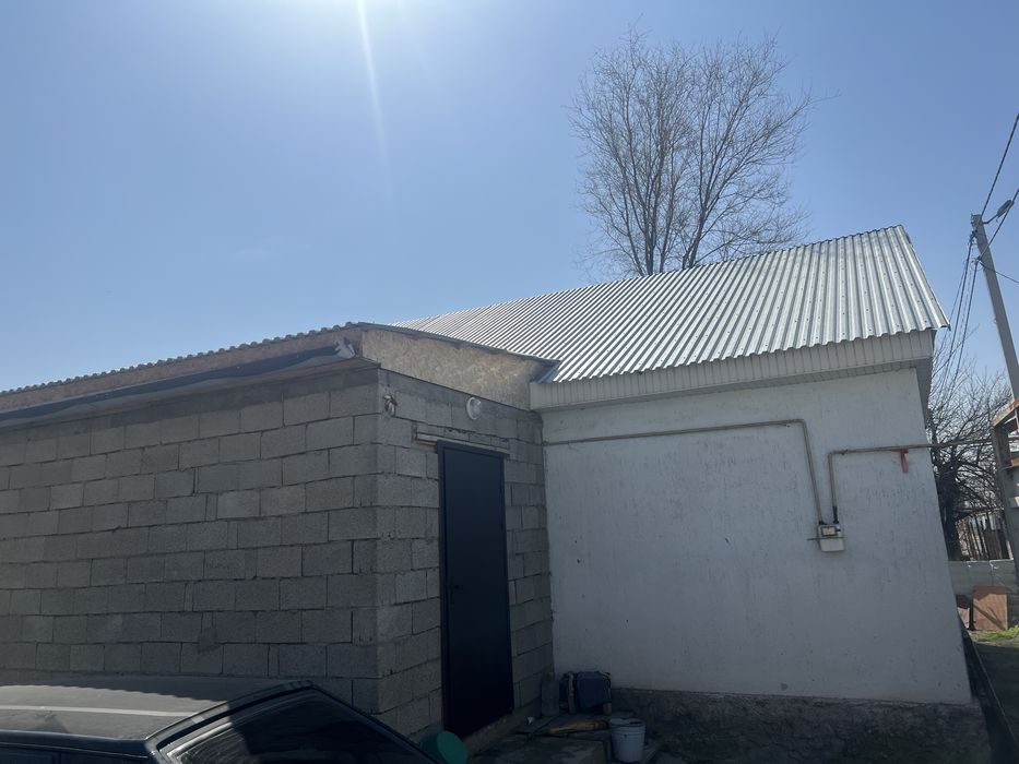 Дом продается в хорошем раионе.