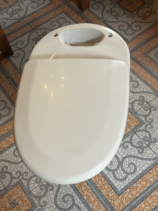 Унитаз с бачком все в комплекте есть