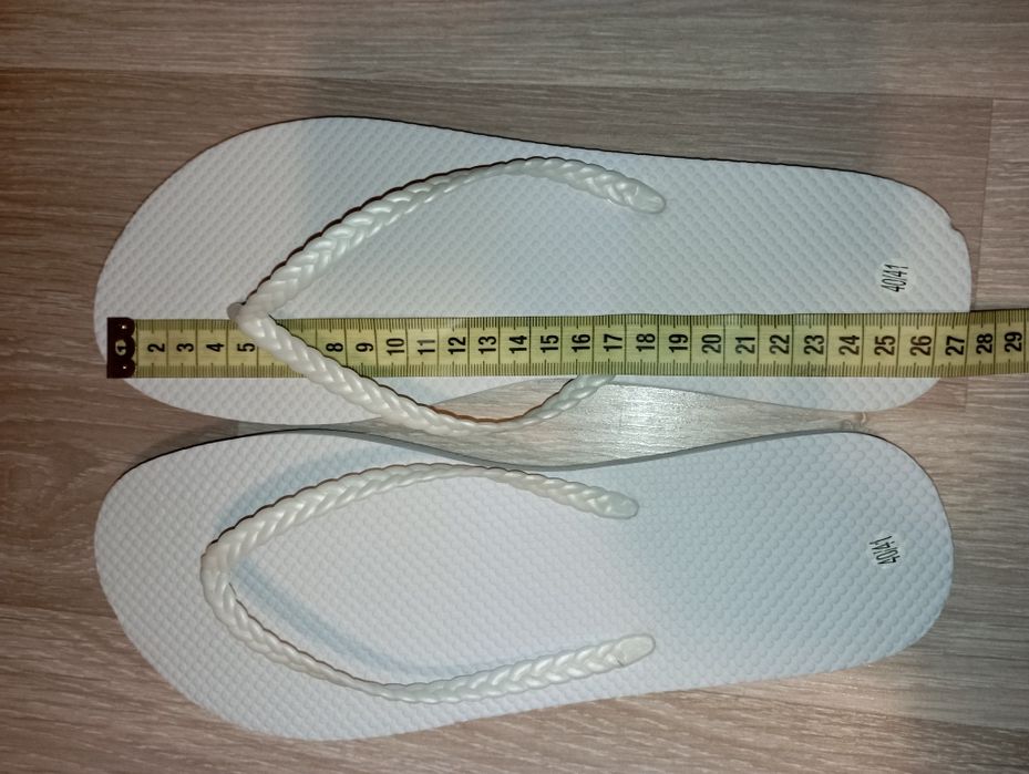 Papuci albi noi femei
