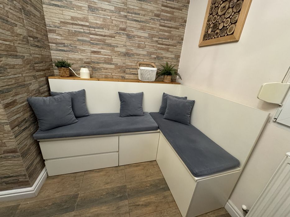 Colțar, masă și 4 scaune pliabile