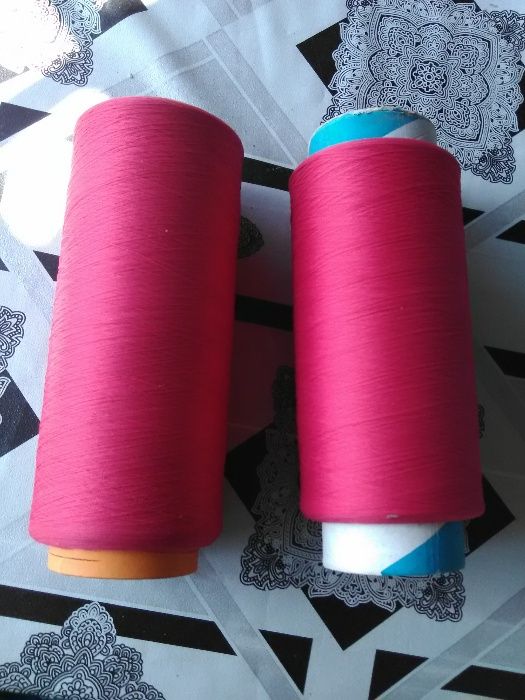 Разпродажба на прежда от коприна на бобини.