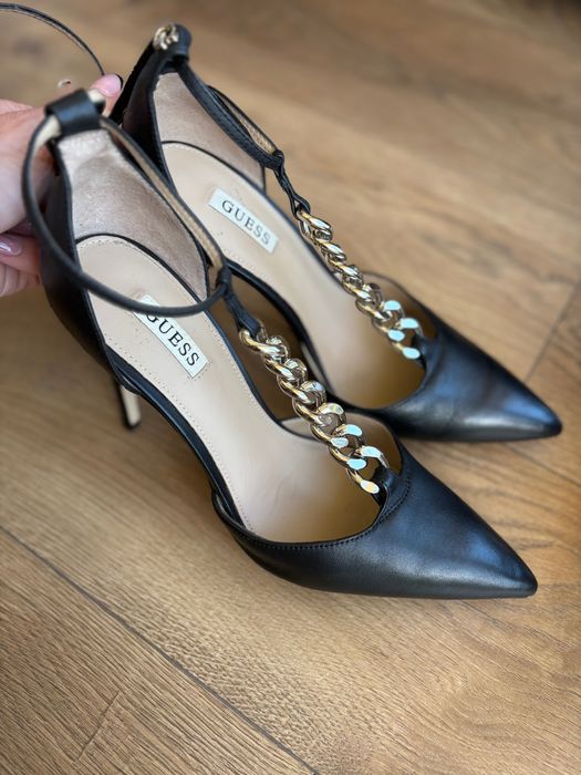 Обувки Guess със златни елементи