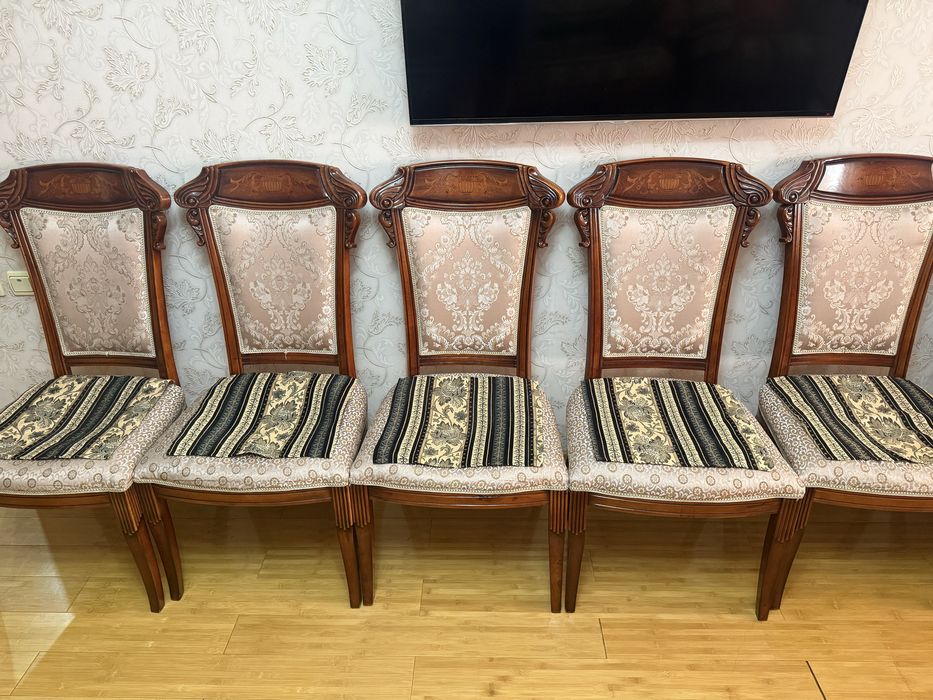 Стол со стульями из красного дерева