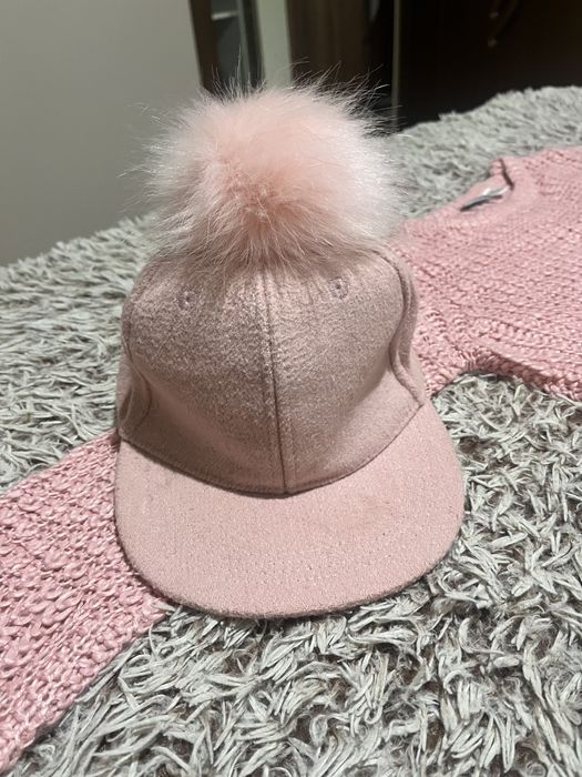 pulover roz + șapcă roz cu puf