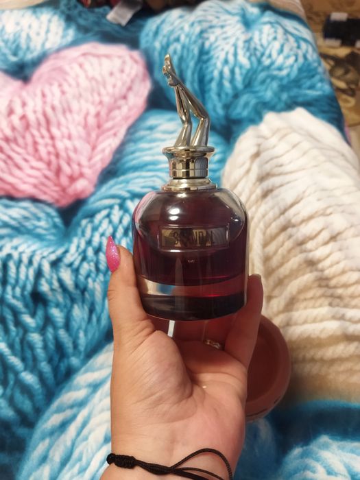 Vând parfum Scandal