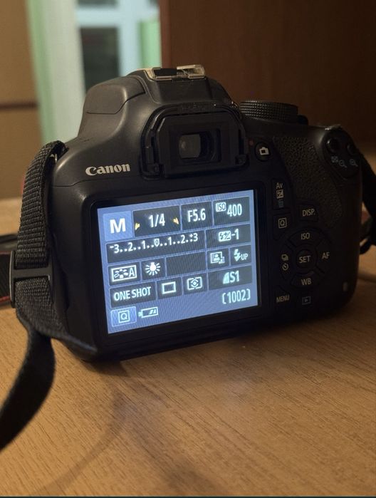 Canon EOS 1200D.
