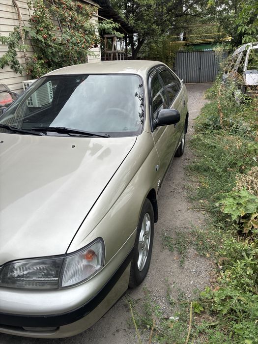 Автомобиль тойота Карина Е