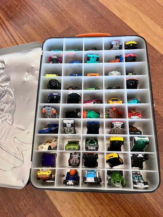 Colectie masinute Hot Wheels si cutie depozitare - 50 de modele