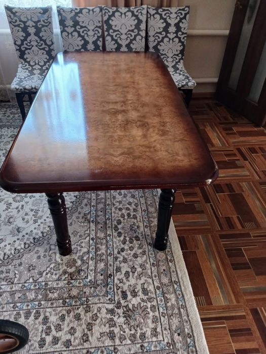 Стол с лаковым покрытием