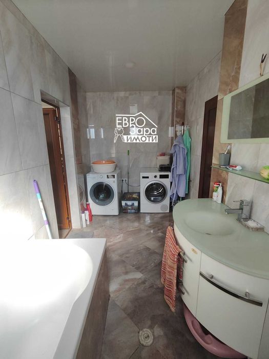 Масивна сграда за продажба – автосервиз плюс два жилищни имота