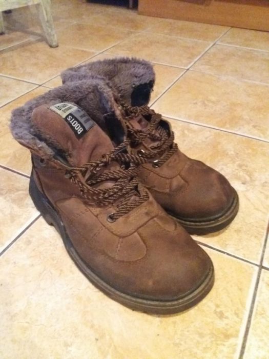 Vand ghete de piele intoarsa