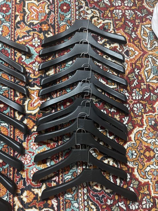 черные мужские вешалки