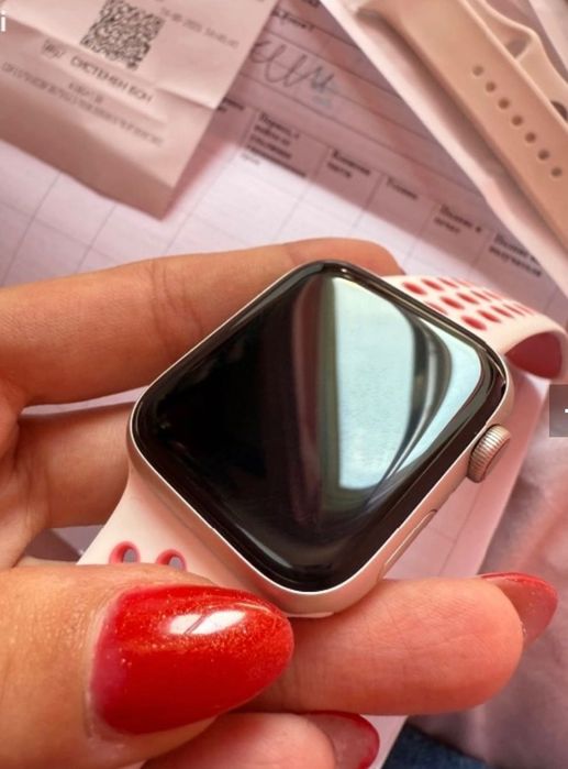 Apple Watch SE 2 (44mm, GPS + Cellular) – като нов + три каишки