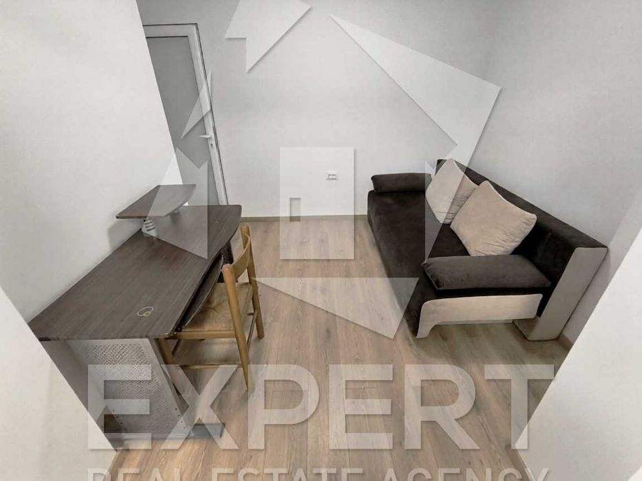 Отдава се под наем етаж от къща с 3-стаи, Колхозен пазар – 560 €