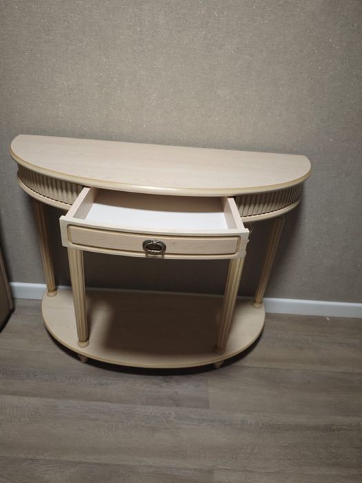 Продам консоль в прихожую